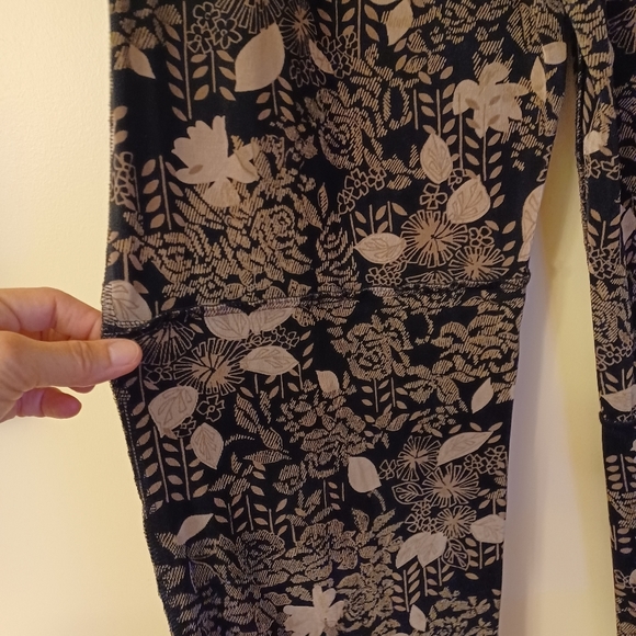 Chicos Travelers pants in a Fall print womens size large Chicos size 2 - Picture 5 of 6